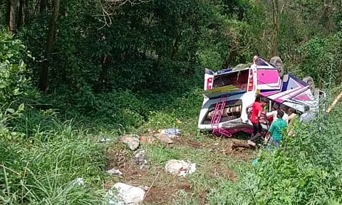 மூணார்: சுற்றுலா வந்த வேன் கவிழ்ந்து விபத்து - 12 பேர் படுகாயம்