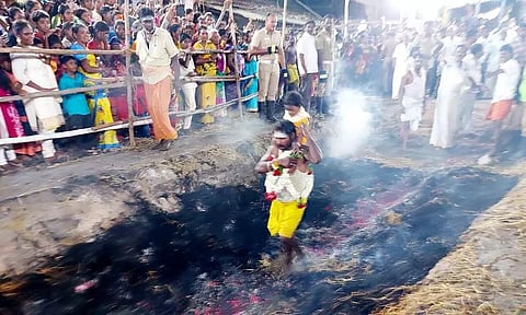 வேடசந்தூர் மாரியம்மன் கோவில் திருவிழா; பக்தி பரவசத்துடன் பூக்குழி இறங்கிய பக்தர்கள்