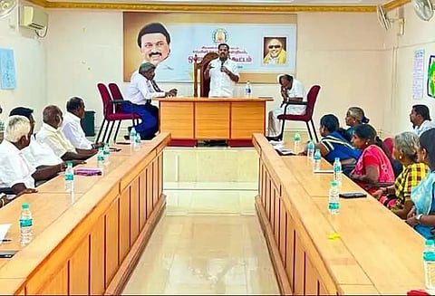 வட்டார வளர்ச்சி அலுவலகத்தில் கருணாநிதி சிலை