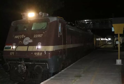 மும்பை நாகர்கோவில் ரெயிலில் அபாய சங்கிலியை பிடித்து இழுத்த மர்ம நபர்