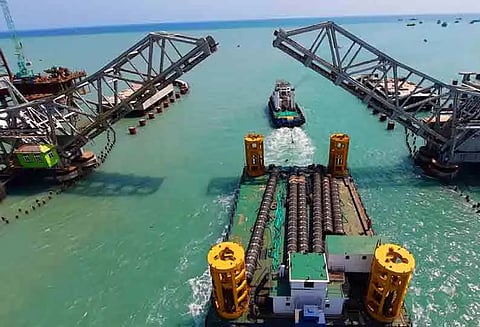 பாம்பனில் மிதவை கப்பல் தூக்குப்பாலத்தை கடந்தது