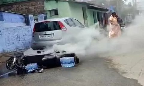 எலக்ட்ரிக் மோட்டார் சைக்கிள் திடீரென தீப்பிடித்து எரிந்ததால் பரபரப்பு