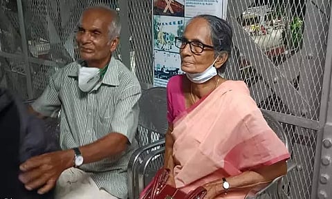 லிப்ட்டில் சிக்கிய கேரள தம்பதி