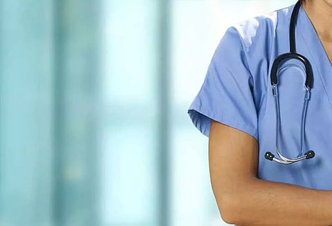 தனியறையில் நிற்க வைத்து 3 மணி நேரம் மிரட்டல் மயங்கி விழுந்த நர்ஸ்