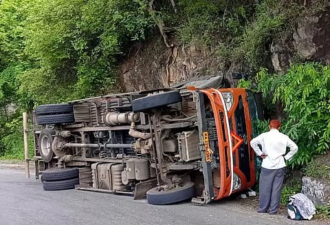 திம்பம் மலைப் பாதையில் லாரி கவிழ்ந்து விபத்து...!