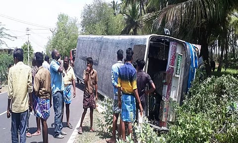 டயர் கழன்று தனியாக ஓடியதால் பஸ் கவிழ்ந்து விபத்து - பயணிகள் படுகாயம்...!