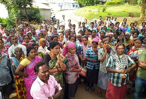 கூடலூர் அருகே 4 மாத நிலுவை சம்பளத்தை வழங்க கோரி தோட்டத் தொழிலாளர்கள் தர்ணா ...!