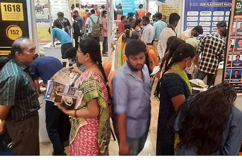 மாணவர்கள் வழிகாட்டி கல்வி கண்காட்சி