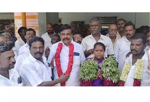 விருத்தாசலம் ஒன்றியக்குழு தலைவர் பதவிக்கான மறைமுக தேர்தல்: தி.மு.க.வில் இணைந்த சுயேச்சை கவுன்சிலர் தலைவராக தேர்வு நம்பிக்கையில்லா தீர்மானத்தால் பதவி இழந்தவர் மீண்டும் போட்டியிட்டு தோல்வி