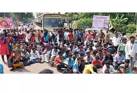 கூடுதல் பஸ்கள் இயக்கக்கோரி கல்லூரி மாணவர்கள் சாலை மறியல் விருத்தாசலத்தில் பரபரப்பு
