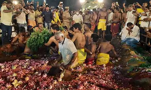 அமராவதி ஆற்றுக்கு கம்பம் அனுப்பும் நிகழ்ச்சி கோலாகலம்