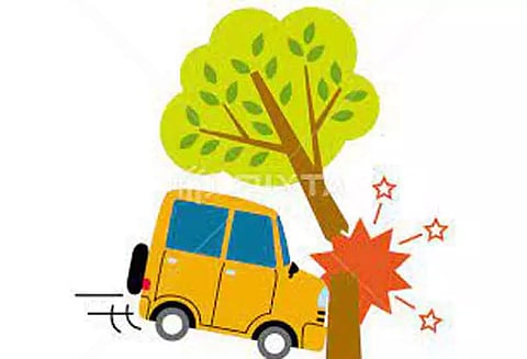 மரத்தின் மீது ஆட்டோ மோதி 4 பேர் காயம்