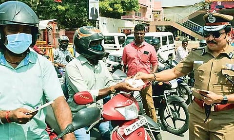 குரோம்பேட்டையில் வாகன ஓட்டிகளுக்கு விழிப்புணர்வு நோட்டீஸ்