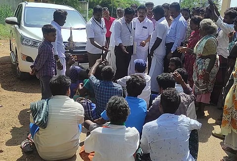 மதுரை மேயர் வாகனத்தை பொதுமக்கள் முற்றுகையிட்டதால் பரபரப்பு...!