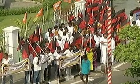 பிரதமர் வருகை: திமுக மற்றும் பாஜக தொண்டர்கள் போட்டி கோஷம்