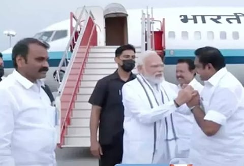 எடப்பாடி பழனிசாமி வணக்கம் வைக்க அவரது கைகளைப் பிடித்து தோளை தட்டிக்கொடுத்து நலம் விசாரித்த பிரதமர்