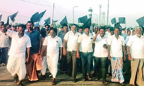 பழவேற்காட்டில் 3-வது நாளாக மீனவர்கள் போராட்டம்