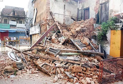 மைசூருவில், மழையால் பாதிக்கப்பட்ட பாழடைந்த கட்டிடம் இடிந்து விழுந்தது