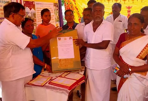 விவசாயிகளுக்கு வேளாண் இடுபொருட்கள்