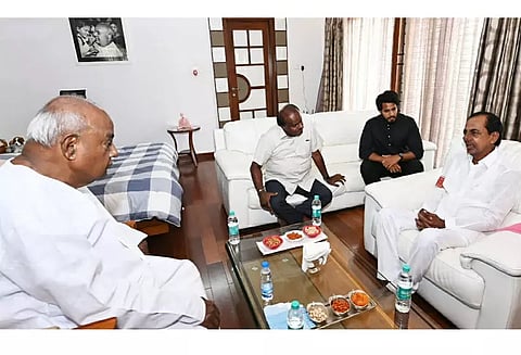 தேவேகவுடாவுடன், தெலுங்கானா முதல்-மந்திரி சந்திப்பு: பா.ஜனதாவுக்கு எதிராக தேசிய அளவில் மெகா கூட்டணி?