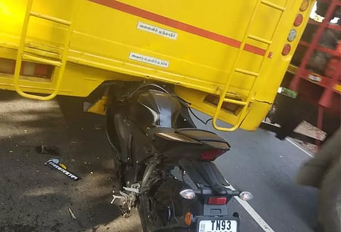 தனியார் கல்லூரி பஸ் மீது மோட்டார் சைக்கிள் மோதி விபத்து - மாணவர் காயம்