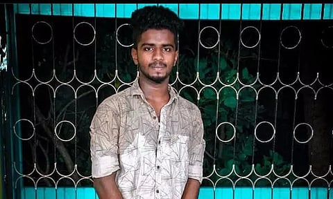 திருக்குவளை அருகே 20 அடி பள்ளத்தில் மோட்டார் சைக்கிள் கவிழ்ந்து விபத்து - வாலிபர் உயிரிழப்பு