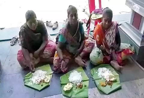 நரிக்குறவ பெண்களை தரையில் அமர வைத்து அன்னதானம் வழங்கியதால் சர்ச்சை - செயல் அலுவலர் பணியிடை நீக்கம்