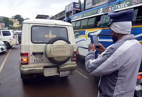 போக்குவரத்துக்கு இடையூறாக நிறுத்தப்படும் வாகனங்கள்