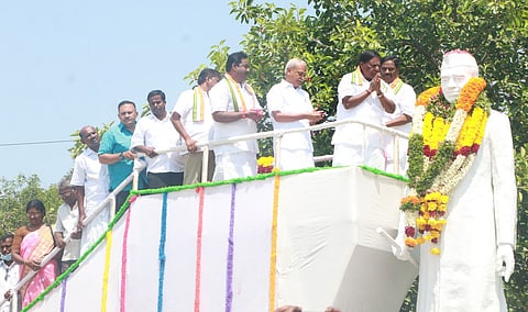 நேரு சிலைக்கு தலைவர்கள் மரியாதை