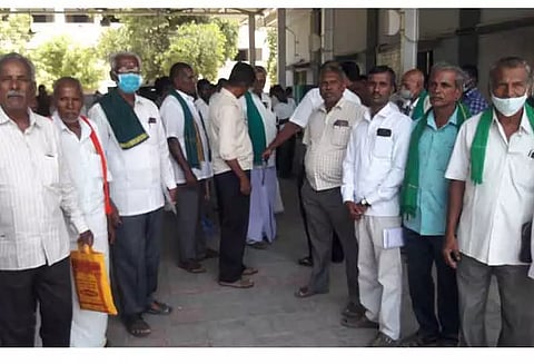 குறைதீர்வு கூட்டத்தில் விவசாயிகள் வெளிநடப்பு