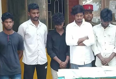 பள்ளி மாணவர்களுக்கு கஞ்சா விற்ற 10 பேர் கைது