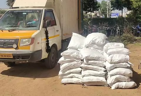 விபத்துக்குள்ளான வேனில் ரூ.6.82 லட்சம் குட்கா சிக்கியது