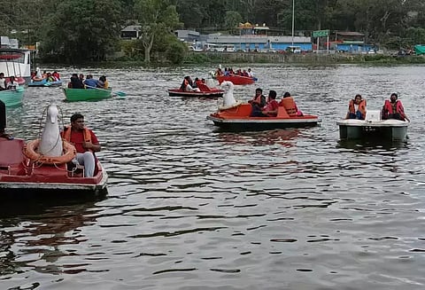 கோடை விழா 3-வது நாள்: ஏற்காட்டில் குவிந்த சுற்றுலா பயணிகள்-செல்லப்பிராணிகள் கண்காட்சி இன்று நடக்கிறது