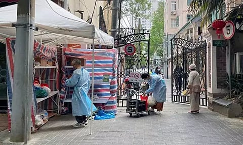 சீனாவின் ஷாங்காய் நகரில் ஊரடங்கால் மக்கள் விரக்தி