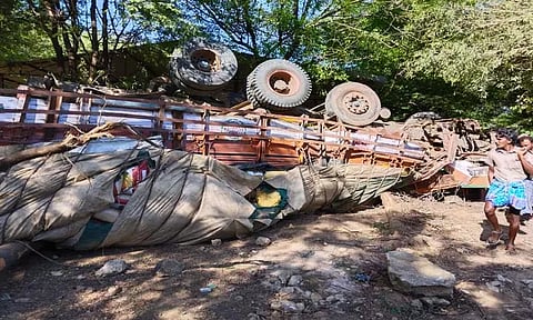 அரிசி ஏற்றிச்சென்ற லாரி தலைகீழாக கவிழ்ந்து விபத்து - இருவர் படுகாயம்