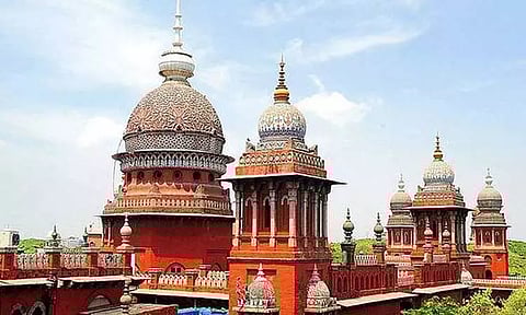 பேஷன் டெக்னாலஜி மைய இயக்குனருக்கு எதிரான வன்கொடுமை வழக்கின் குற்றப்பத்திரிக்கையை தாக்கல் செய்யக்கூடாது