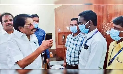 தாம்பரம் தாலுகா அலுவலகத்தில் திடீர் ஆய்வு பொதுமக்களை அலைக்கழிக்கும் அதிகாரிகள் மீது கடும் நடவடிக்கை