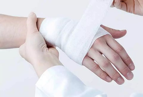 லாரி, கார் கவிழ்ந்து விபத்து; 7 பேர் காயம்