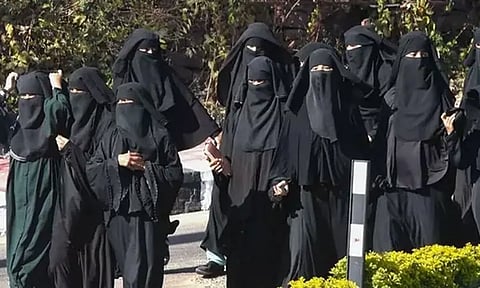 பள்ளி, கல்லூரிகளுக்கு ஹிஜாப் அணிந்து வர அனுமதி இல்லை- கர்நாடக அரசு திட்டவட்டம்