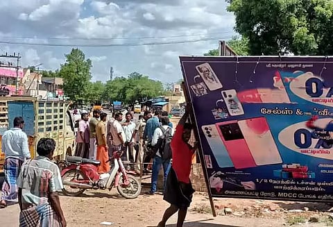 நிலக்கோட்டையில் போக்குவரத்துக்கு இடையூறாக இருந்த பேனர்கள் அகற்றம்