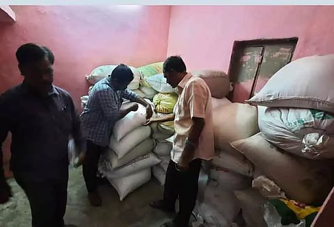 குடோனில் பதுக்கி வைத்திருந்த 12 டன் ரேஷன் அரிசி பறிமுதல்