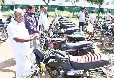 மதுவிலக்கு போலீசாரால் பறிமுதல் செய்யப்பட்ட 57 வாகனங்கள் ரூ.27¼ லட்சத்துக்கு ஏலம்