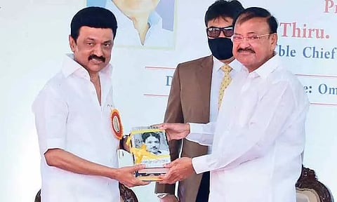 மறைந்த முன்னாள் முதல்-அமைச்சர் கருணாநிதி சிலை திறப்பு விழாவில், துணை ஜனாதிபதி வெங்கையா நாயுடுவுக்கு, முதல்-அமைச்சர் மு.க.ஸ்டாலின் புத்தகத்தை வழங்கி வரவேற்றார். அருகில் அமைச்சர் துரைமுருகன், தலைமை செயலாளர் இறையன்பு ஆகியோர் உள்ளனர். 