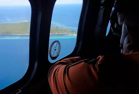 இந்தோனேசியாவில் நடுக்கடலில் கவிழ்ந்த படகு; 25 பேரை தேடும் பணி தீவிரம்