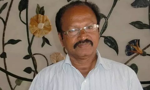 பிரபல பாடகர் மேடையில் பாடும்போது உயிரிழந்த சோகம்