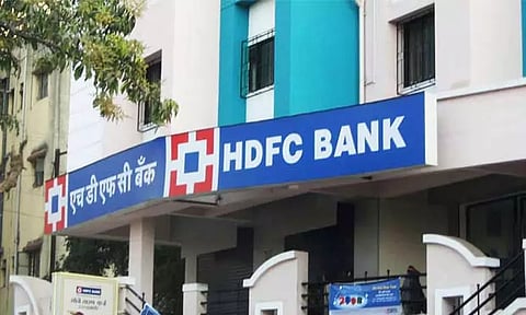 தனியார் வங்கியில் 100 பேருக்கு தலா ரூ.13 கோடி தவறுதலாக வரவு வைக்கப்பட்டதால் பரபரப்பு