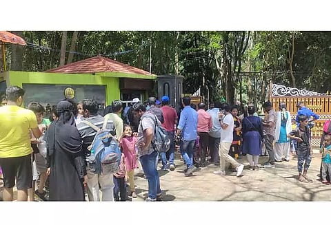 ஏலகிரி மலையில் அலைமோதிய சுற்றுலா பயணிகள்