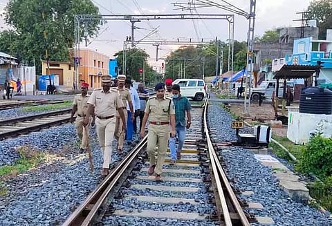 தண்டவாளம், ரவுடிகள் வீடுகளில் போலீசார் திடீர் சோதனை