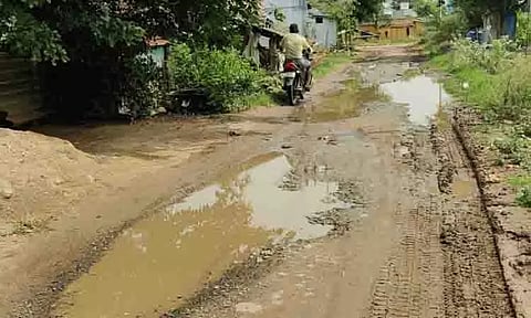 சேறும், சகதியுமாக உள்ள சாலையை சீரமைக்க கோரிக்கை