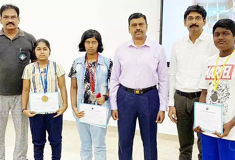 துப்பாக்கி சுடும் பயிற்சி முகாமில் வெற்றி பெற்றவர்களுக்கு பரிசு